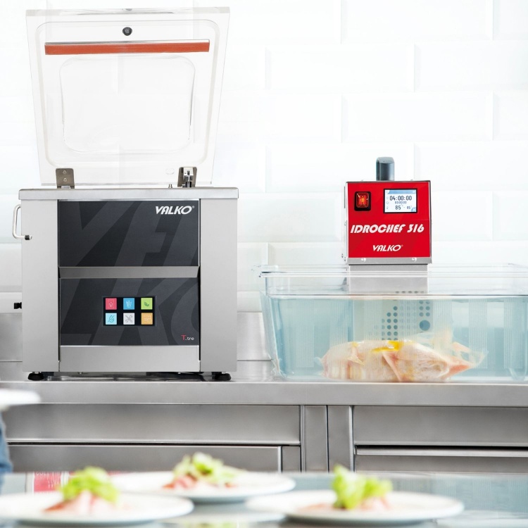 Komorowa pakowarka próżniowa Valko oraz cyrkulator Idrochef do gotowania metodą sous-vide.