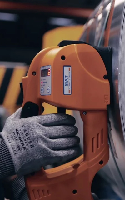 Ręczna akumulatorowa bandownica do taśm PP i PET SIAT GT ONE podczas spinania ładunku.